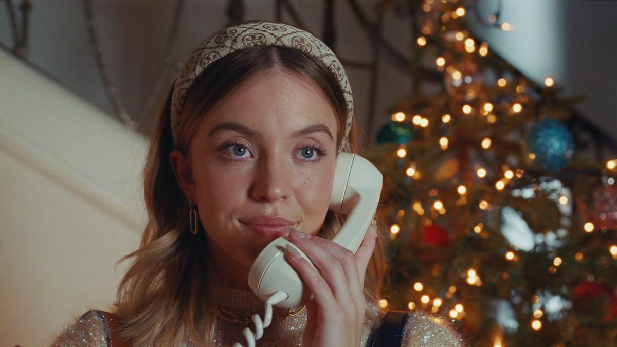 Sydney Sweeney ao telefone