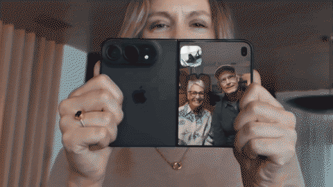 iPhone dobrável sendo aberto